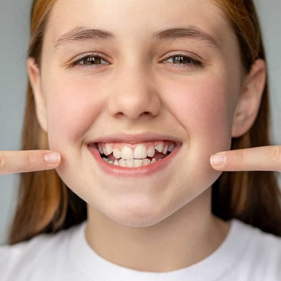 هل تحتاج إلى الاستفادة من أخصائي تقويم الأسنان لإصلاح الأسنان الملتوية؟
