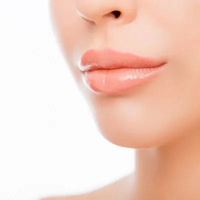 إلى متى تدوم عملية تجميل الشفاه في دبي وأبو ظبي يكلف