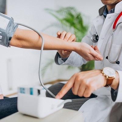 الفحص الصحي في المنزل في دبي وأبو ظبي | عناية صحية منزلية