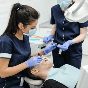 ３ فروق رئيسية بين أخصائيي صحة الأسنان وأطباء الأسنان
