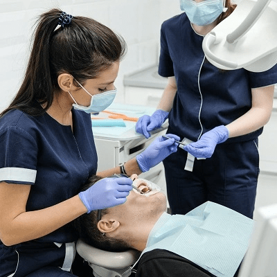 ３ فروق رئيسية بين أخصائيي صحة الأسنان وأطباء الأسنان