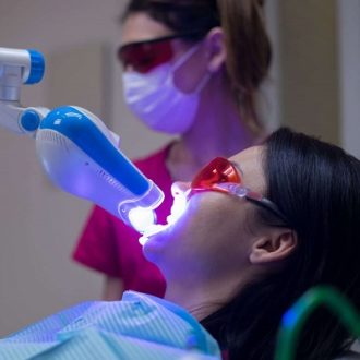 What Are The Differences Between Laser Teeth Whitening And Zoom?